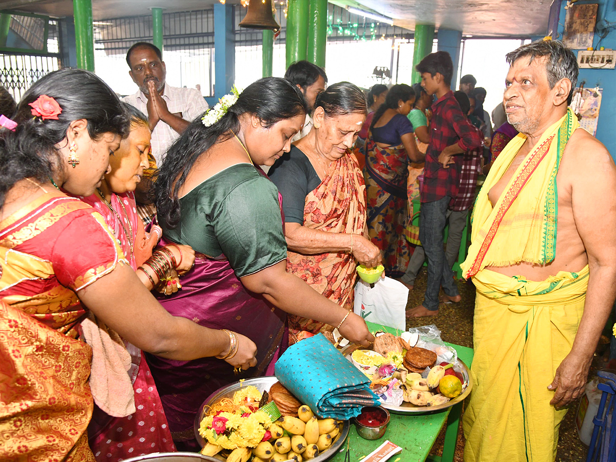 Tirupati_20_20Hugue_20Devotees_20throng_20Siva_20temples_20on_20Karthika_20Pournami_20day_20Photos_20_2816_29_1.jpg 15