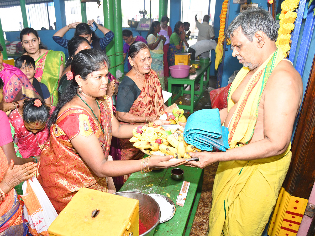 Tirupati_20_20Hugue_20Devotees_20throng_20Siva_20temples_20on_20Karthika_20Pournami_20day_20Photos_20_2817_29_1.jpg 16