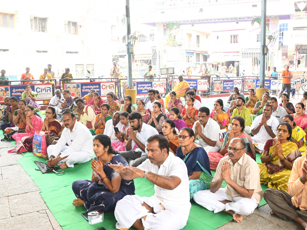 Tirupati_20_20Hugue_20Devotees_20throng_20Siva_20temples_20on_20Karthika_20Pournami_20day_20Photos_20_2818_29_1.jpg 17
