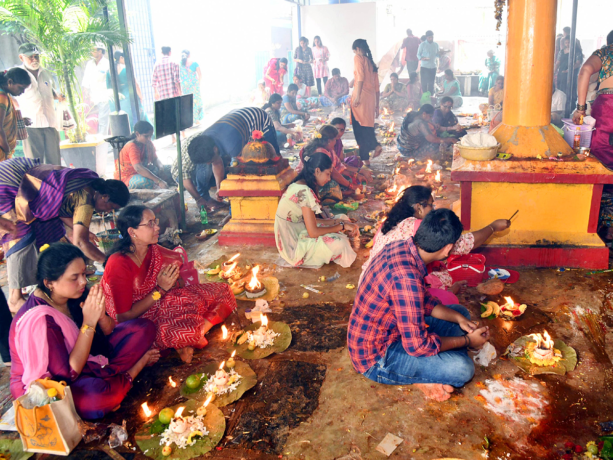 Tirupati_20_20Hugue_20Devotees_20throng_20Siva_20temples_20on_20Karthika_20Pournami_20day_20Photos_20_284_29.jpg 1