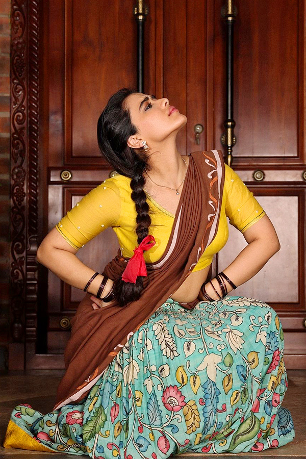 Ketika_20Sharma_20New_20Look_20On_20traditional_20South_20Indian_20village_20girl_20Photos_20_20_285_29.jpg 6