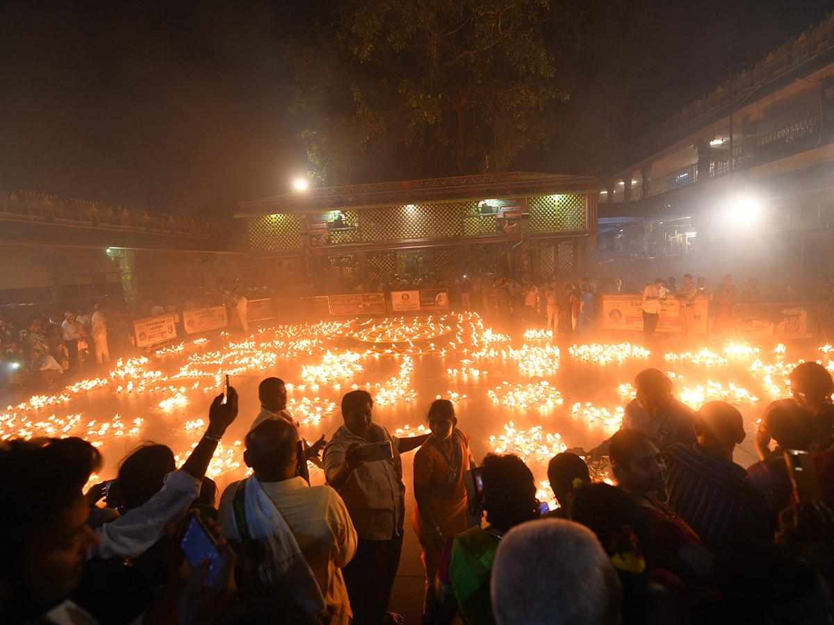 Koti_20Deepotsavam_20at_20Kanaka_20Durga_20temple_20in_20Vijayawada_19.jpg 18