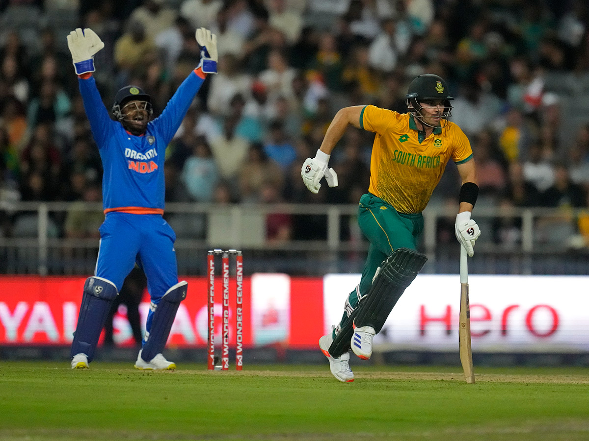 _20winners_20trophy_20after_20their_20win_20against_20South_20Africa_20in_20the_20fourth_20T20_20cricket_20__20_2823_29.jpg 23
