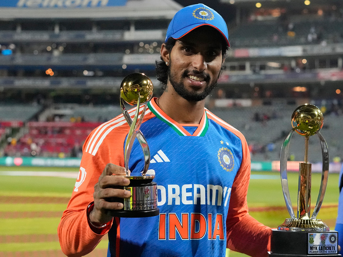 _20winners_20trophy_20after_20their_20win_20against_20South_20Africa_20in_20the_20fourth_20T20_20cricket_20__20_283_29.jpg 3