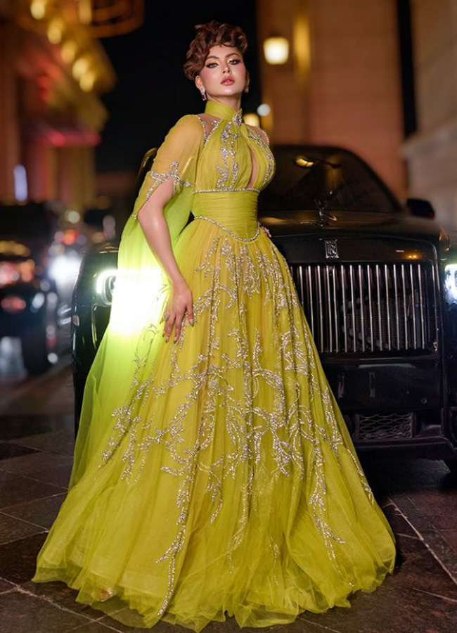 Urvashi_20Rautela14.jpg 15