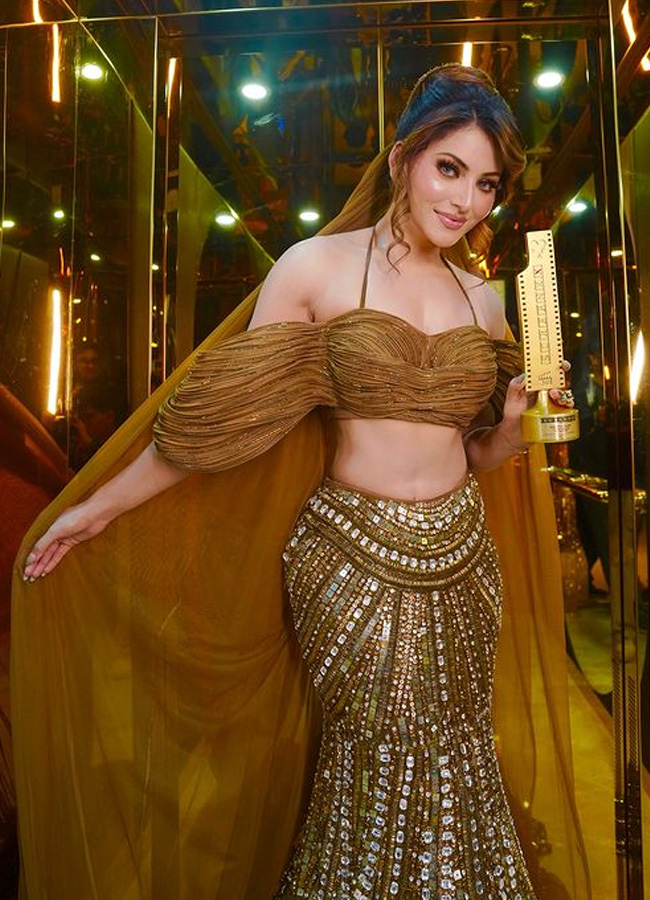 Urvashi_20Rautela15.jpg 16