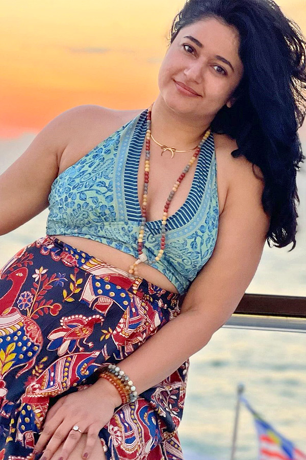 Glamorous_20Clicks_20Of_20Poonam_20Bajwa_20at_20Beach_20Photos_20Goes_20Viral_20on_20Social_20Media_20_281_29.jpg 2