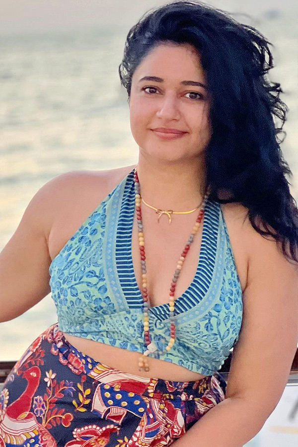 Glamorous_20Clicks_20Of_20Poonam_20Bajwa_20at_20Beach_20Photos_20Goes_20Viral_20on_20Social_20Media_20_282_29.jpg 3