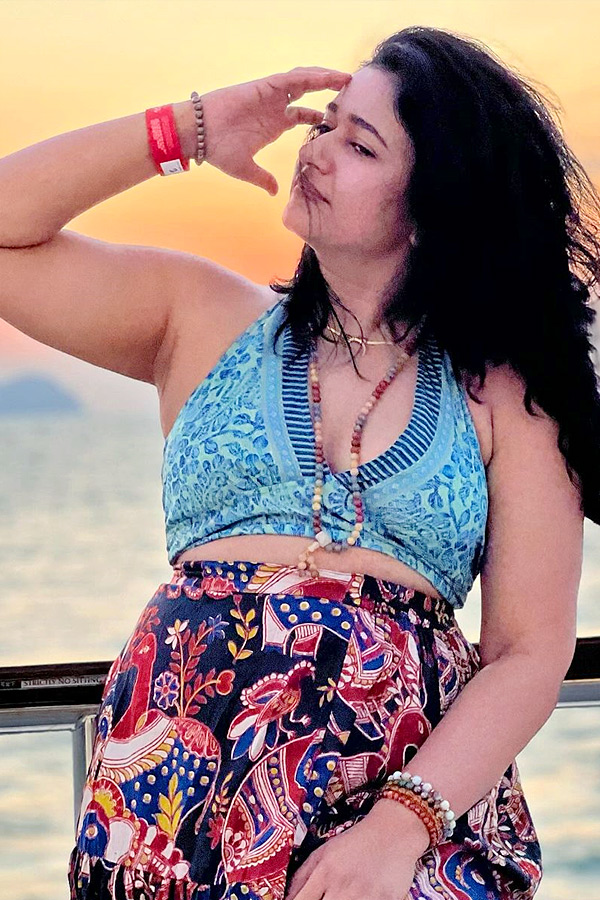 Glamorous_20Clicks_20Of_20Poonam_20Bajwa_20at_20Beach_20Photos_20Goes_20Viral_20on_20Social_20Media_20_283_29.jpg 4