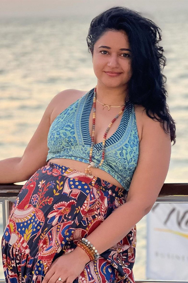 Glamorous_20Clicks_20Of_20Poonam_20Bajwa_20at_20Beach_20Photos_20Goes_20Viral_20on_20Social_20Media_20_284_29.jpg 5