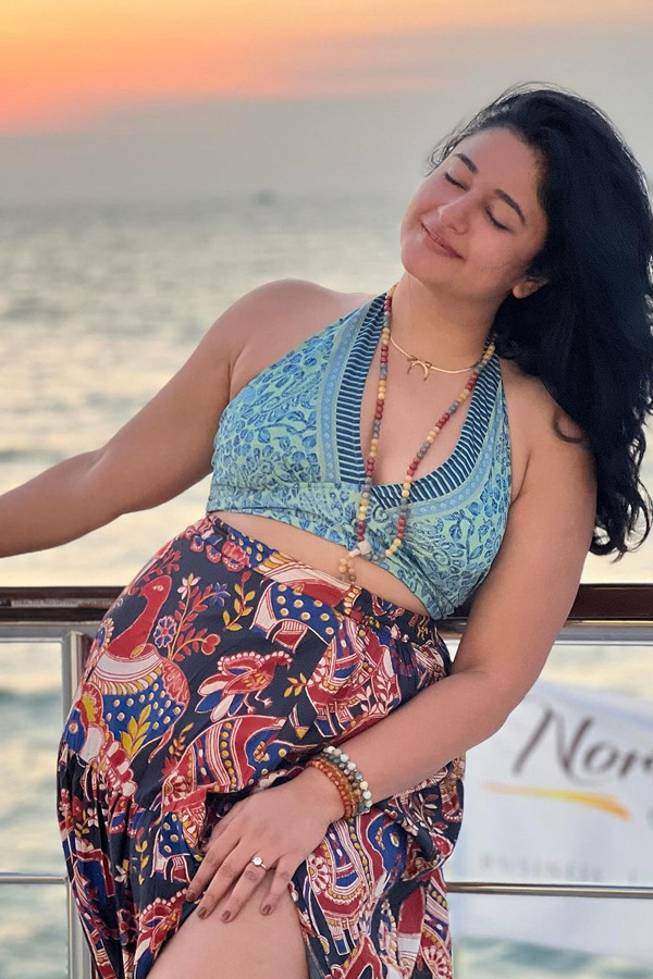 Glamorous_20Clicks_20Of_20Poonam_20Bajwa_20at_20Beach_20Photos_20Goes_20Viral_20on_20Social_20Media_20_285_29.jpg 6