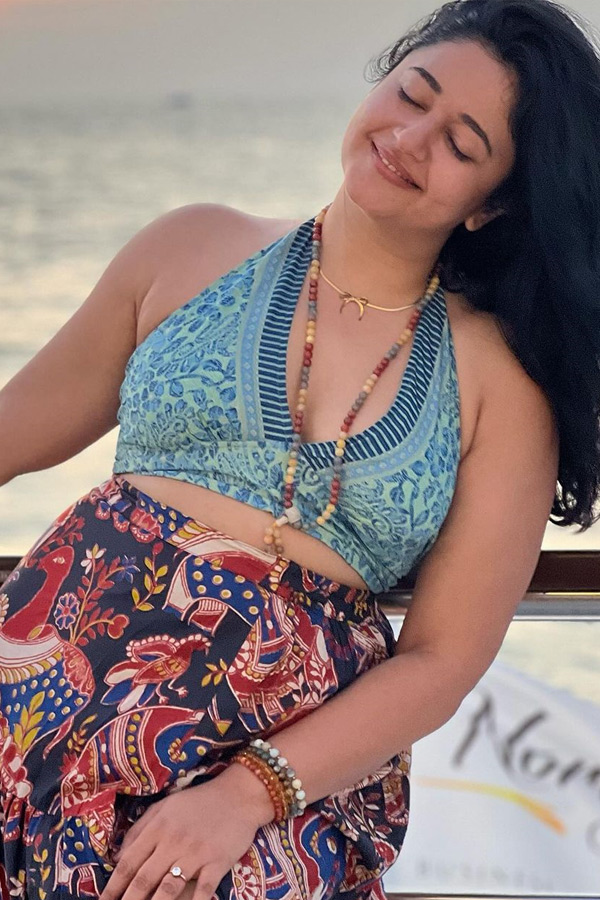 Glamorous_20Clicks_20Of_20Poonam_20Bajwa_20at_20Beach_20Photos_20Goes_20Viral_20on_20Social_20Media_20_286_29.jpg 7