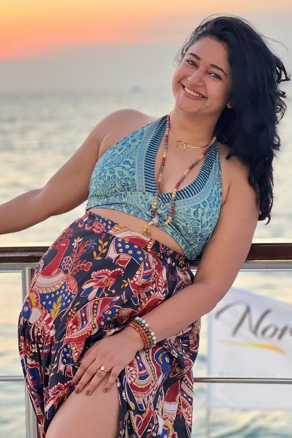 Glamorous_20Clicks_20Of_20Poonam_20Bajwa_20at_20Beach_20Photos_20Goes_20Viral_20on_20Social_20Media_20_287_29.jpg 8