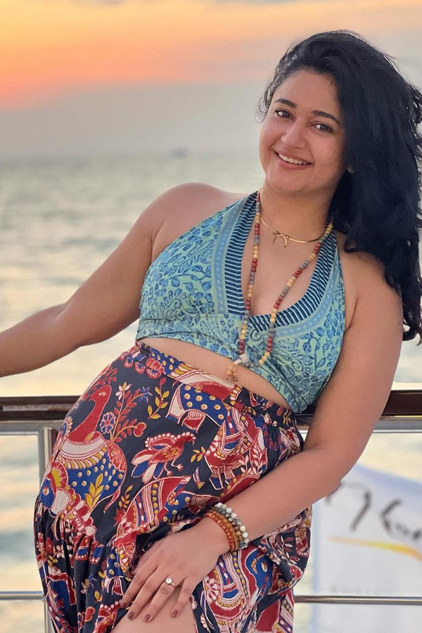 Glamorous_20Clicks_20Of_20Poonam_20Bajwa_20at_20Beach_20Photos_20Goes_20Viral_20on_20Social_20Media_20_288_29.jpg 9