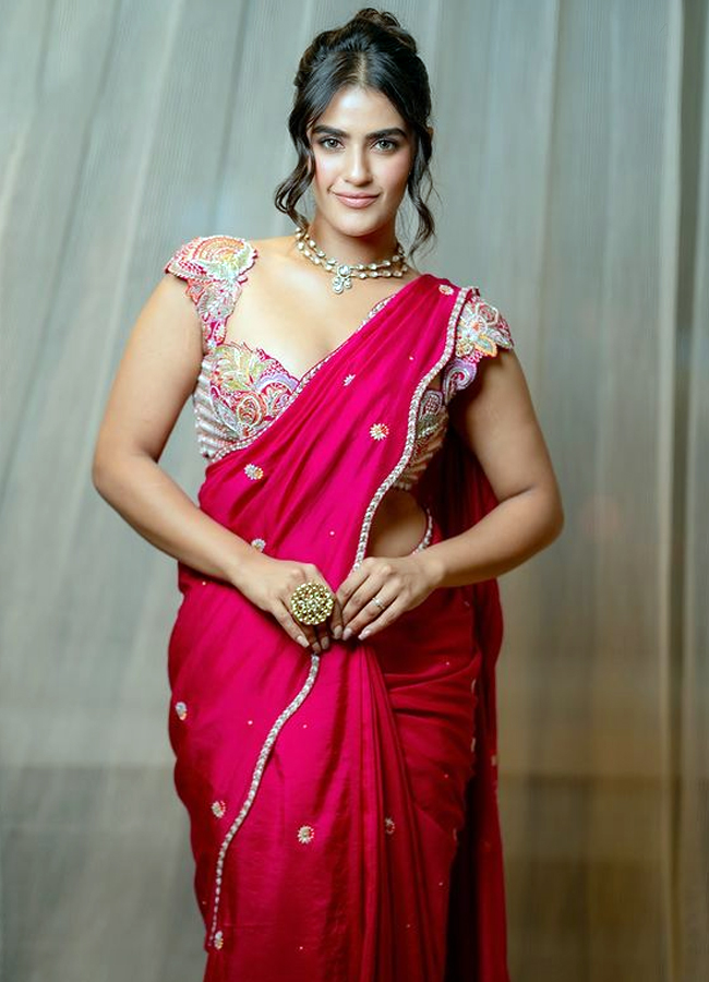 Kavyathapar_20in_20red_20saree_20pics_20goes_20viral10.jpg 11
