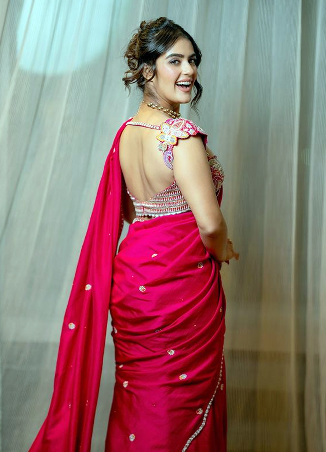 Kavyathapar_20in_20red_20saree_20pics_20goes_20viral2.jpg 3