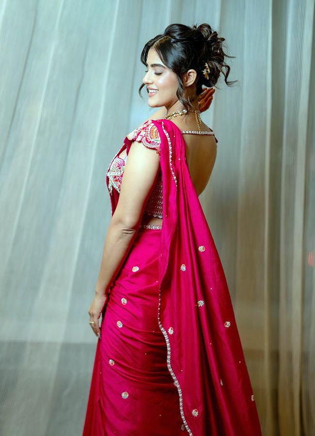 Kavyathapar_20in_20red_20saree_20pics_20goes_20viral3.jpg 4