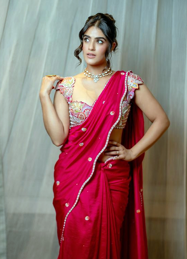 Kavyathapar_20in_20red_20saree_20pics_20goes_20viral4.jpg 5
