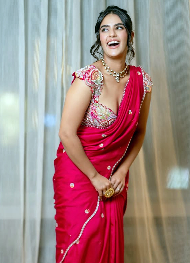 Kavyathapar_20in_20red_20saree_20pics_20goes_20viral5.jpg 6