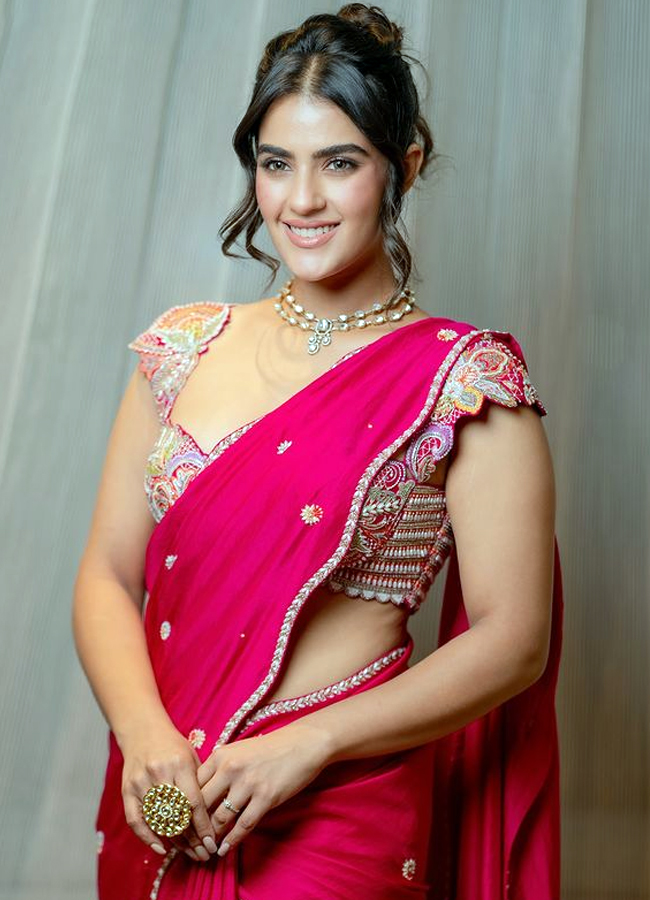 Kavyathapar_20in_20red_20saree_20pics_20goes_20viral8.jpg 9