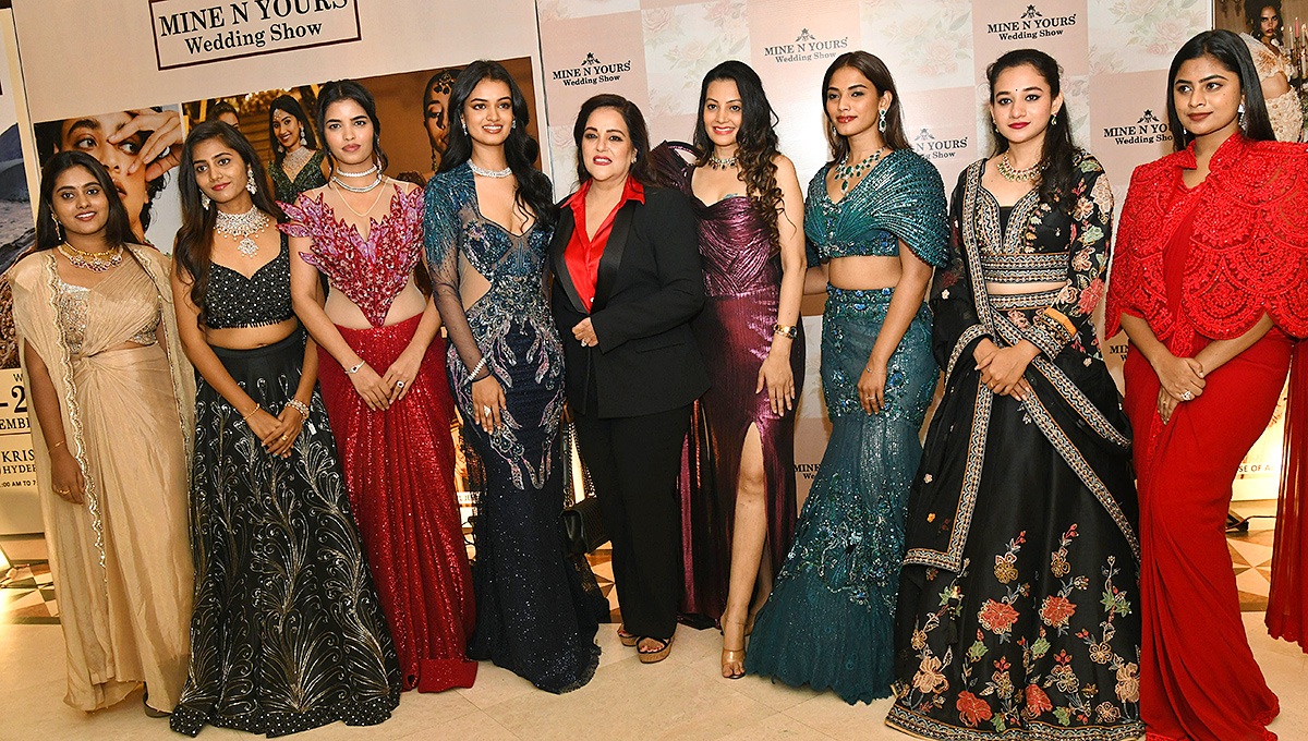 Actress_20Divi_20Vadthya_20Mine_20Yours_20Exhibition_20Photos__20_2810_29.jpg 10