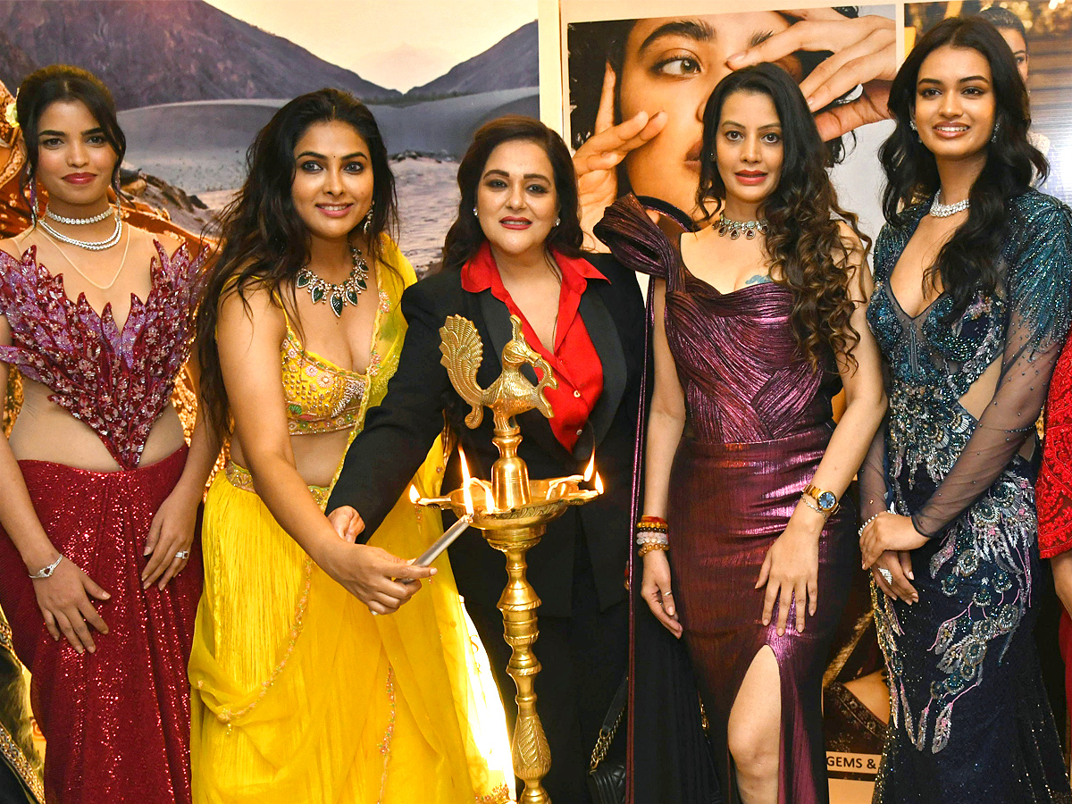Actress_20Divi_20Vadthya_20Mine_20Yours_20Exhibition_20Photos__20_281_29.jpg 1