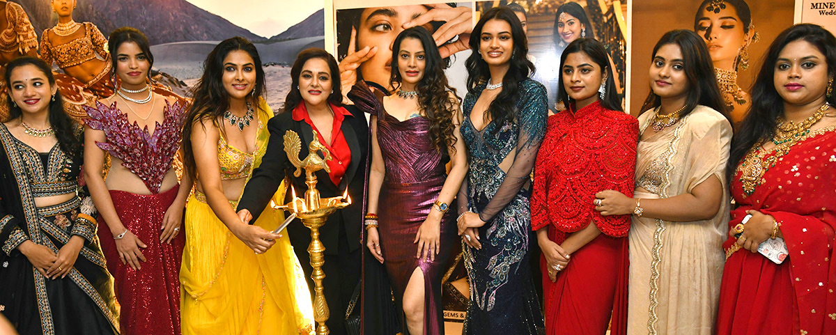 Actress_20Divi_20Vadthya_20Mine_20Yours_20Exhibition_20Photos__20_282_29.jpg 2