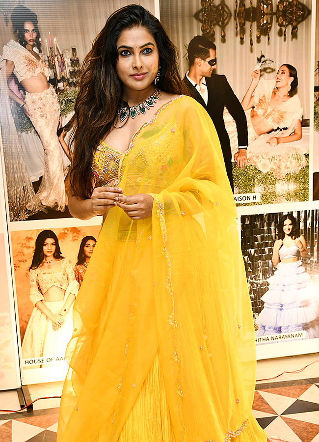 Actress_20Divi_20Vadthya_20Mine_20Yours_20Exhibition_20Photos__20_284_29.jpg 4