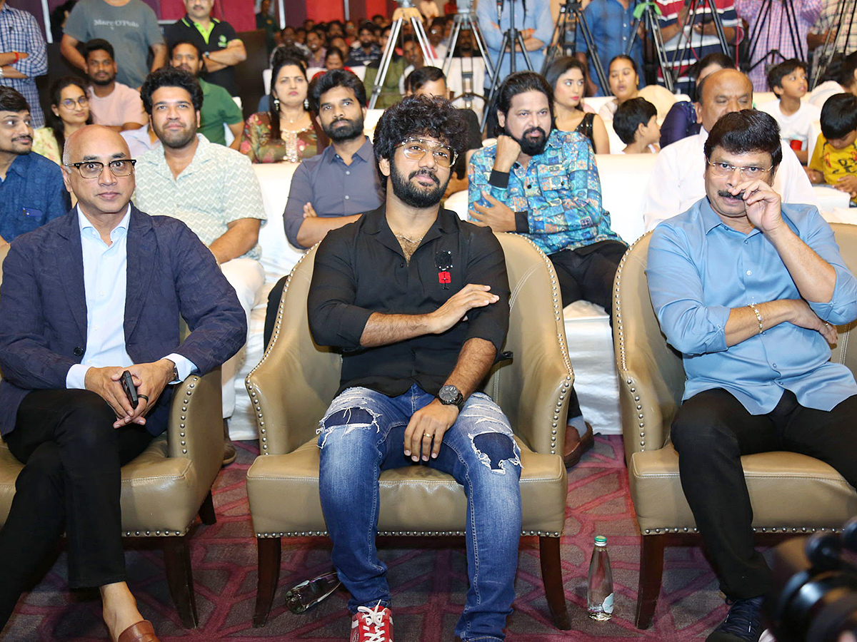 Ashok_20Galla_20Devaki_20Nandana_20Vasudeva_20Pre_20Release_20Event_20Photos_25.jpg 23