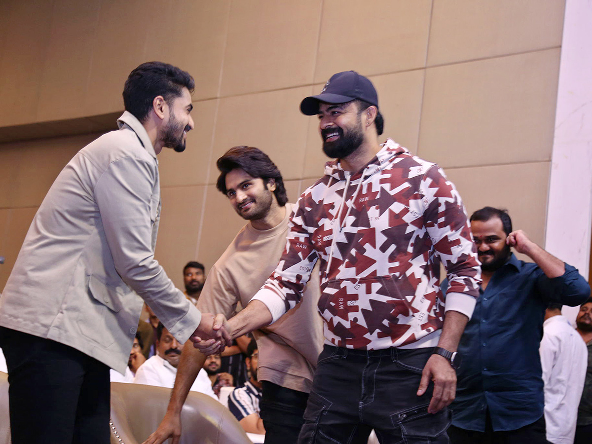 Ashok_20Galla_20Devaki_20Nandana_20Vasudeva_20Pre_20Release_20Event_20Photos_37.jpg 33