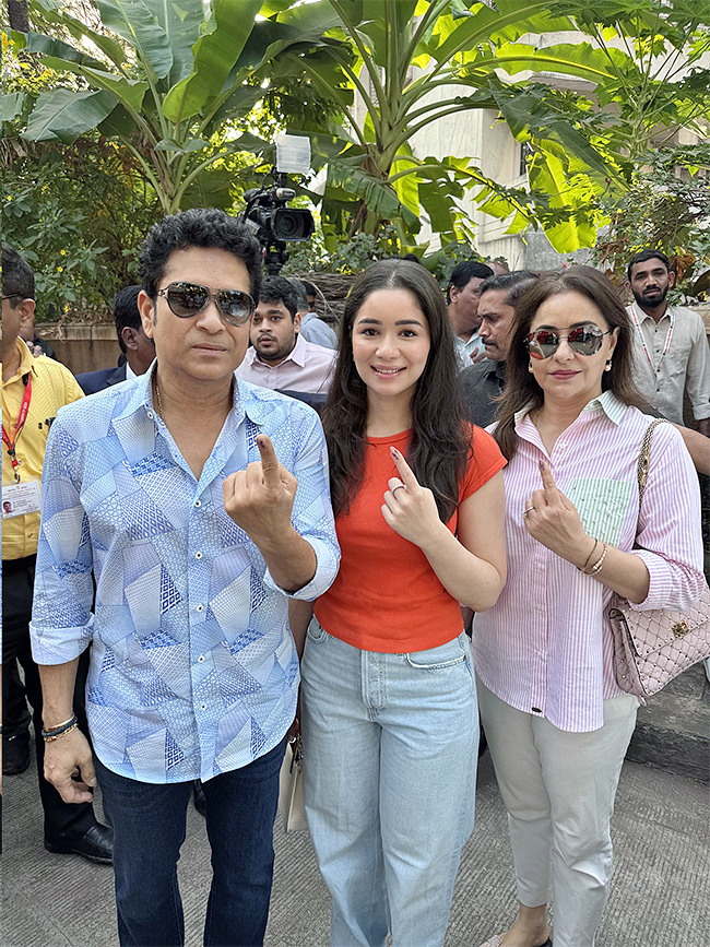 Photos_20Gallery_20Of_20Bollywood_20Celebrities_20Participate_20In_20Maharashtra_20Assembly_20Elections_202024_3_2.jpg 3