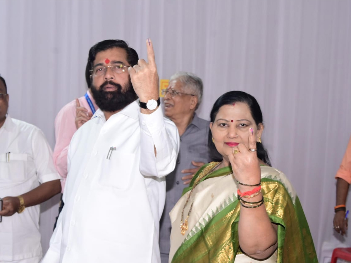 Photos_20Gallery_20Of_20Bollywood_20Celebrities_20Participate_20In_20Maharashtra_20Assembly_20Elections_202024_5_2.jpg 5