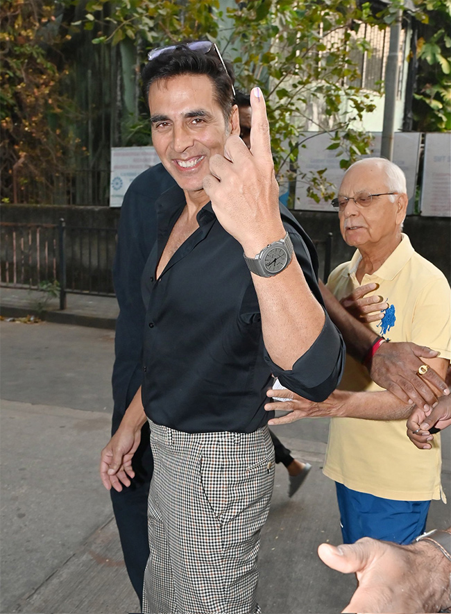 Photos_20Gallery_20Of_20Bollywood_20Celebrities_20Participate_20In_20Maharashtra_20Assembly_20Elections_202024_6.jpg 6