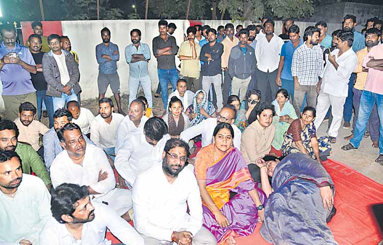 dharna.jpg