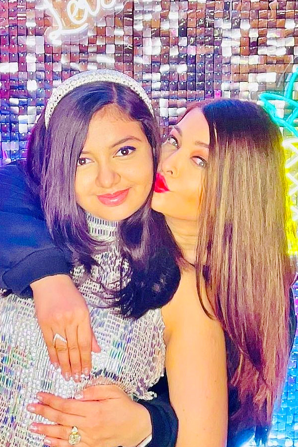 Aishwarya_20Rai_20Bachchan_20Daughter_20Aaradhya_20Birthday_20Special_20Photos_20_2814_29.jpg 2