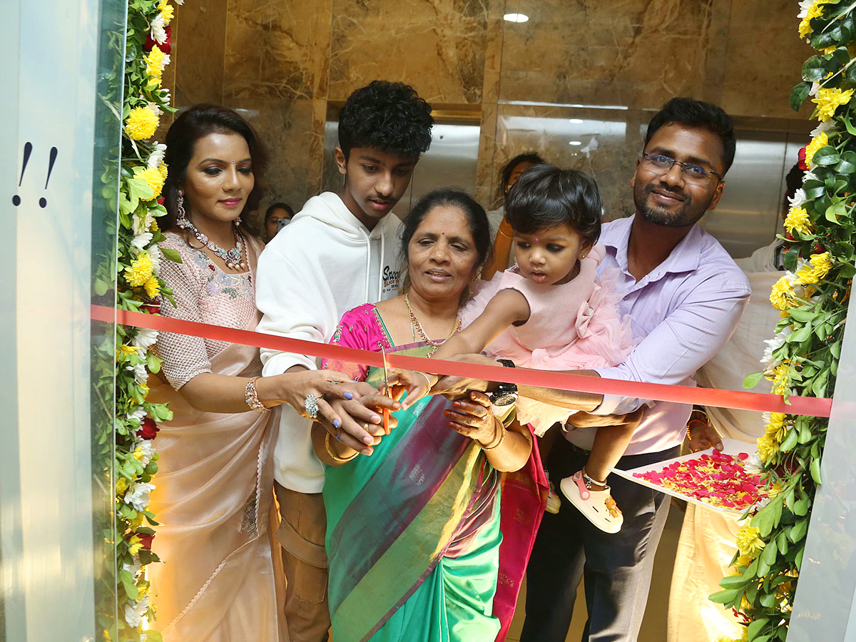 Bigg_20Boss_20Celebrities_20at_20Narsingi_20Marie_20Claire_20Salon_20Launch_11.jpg 11