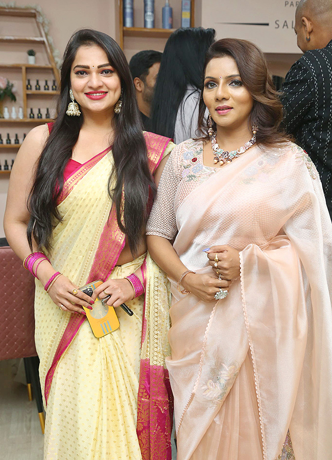 Bigg_20Boss_20Celebrities_20at_20Narsingi_20Marie_20Claire_20Salon_20Launch_15.jpg 15