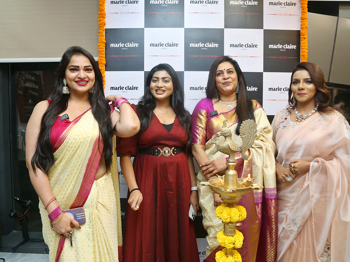 Bigg_20Boss_20Celebrities_20at_20Narsingi_20Marie_20Claire_20Salon_20Launch_16.jpg 16