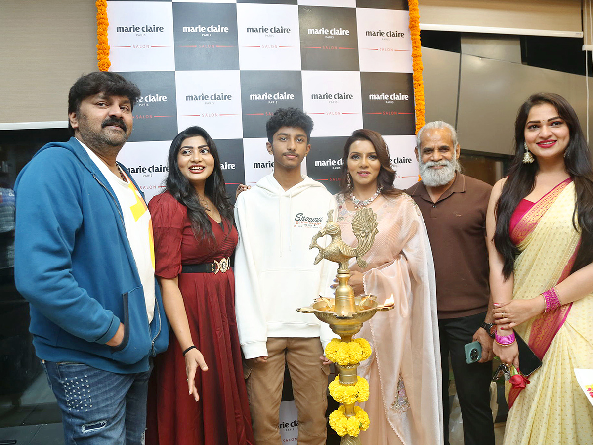 Bigg_20Boss_20Celebrities_20at_20Narsingi_20Marie_20Claire_20Salon_20Launch_2.jpg 2