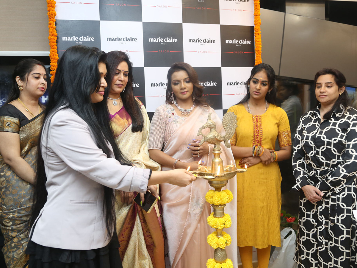 Bigg_20Boss_20Celebrities_20at_20Narsingi_20Marie_20Claire_20Salon_20Launch_4.jpg 4