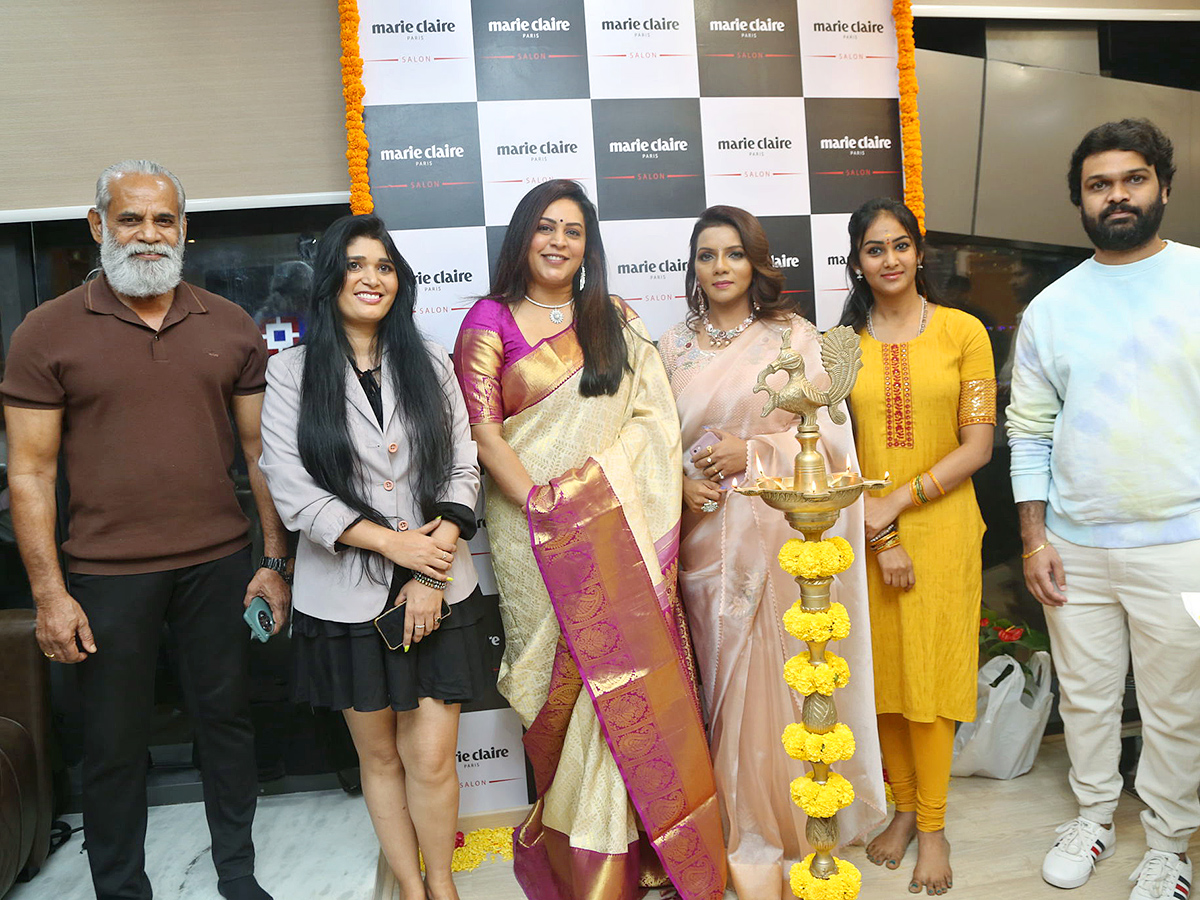 Bigg_20Boss_20Celebrities_20at_20Narsingi_20Marie_20Claire_20Salon_20Launch_5.jpg 5