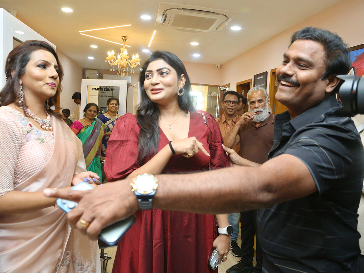 Bigg_20Boss_20Celebrities_20at_20Narsingi_20Marie_20Claire_20Salon_20Launch_6.jpg 6