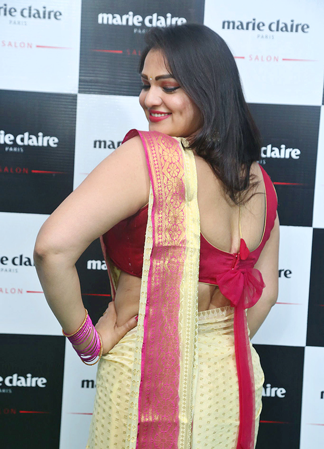 Bigg_20Boss_20Celebrities_20at_20Narsingi_20Marie_20Claire_20Salon_20Launch_8.jpg 8