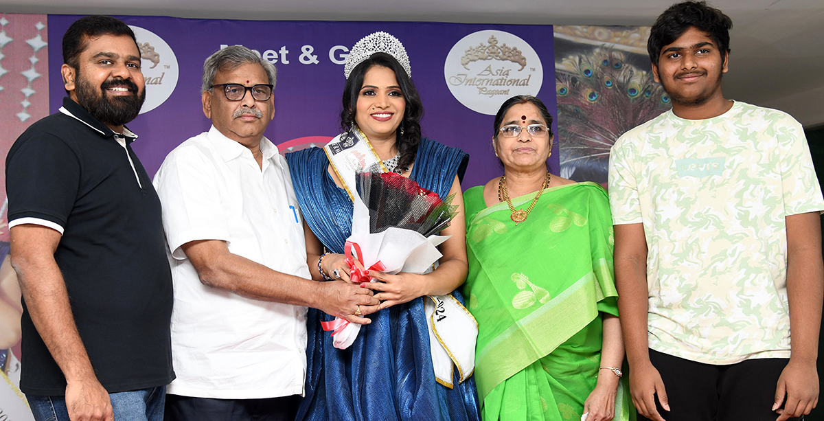 Ratna_20Mehera_20from_20Telangana_20wins_20Classic_20Mrs_20India__20_2810_29.jpg 10