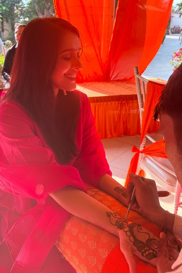 Anchor_20And_20Actress_20Rashmi_20Gautam_20Mehandi_20Photos_20Goes_20Viral_20On_20Social_20Media_20_2810_29.jpg 11