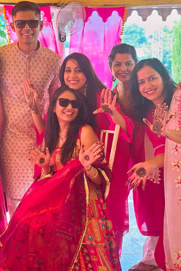 Anchor_20And_20Actress_20Rashmi_20Gautam_20Mehandi_20Photos_20Goes_20Viral_20On_20Social_20Media_20_2816_29.jpg 17