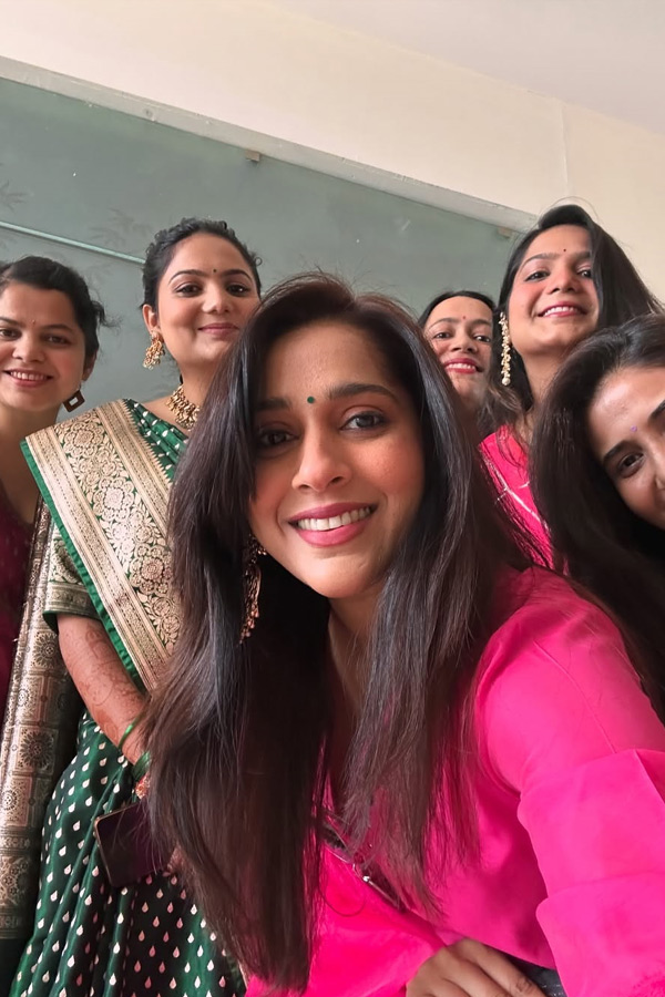 Anchor_20And_20Actress_20Rashmi_20Gautam_20Mehandi_20Photos_20Goes_20Viral_20On_20Social_20Media_20_2817_29.jpg 18