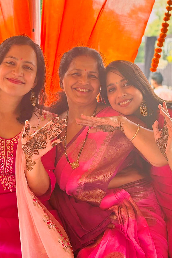 Anchor_20And_20Actress_20Rashmi_20Gautam_20Mehandi_20Photos_20Goes_20Viral_20On_20Social_20Media_20_2819_29.jpg 20