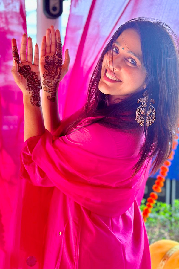 Anchor_20And_20Actress_20Rashmi_20Gautam_20Mehandi_20Photos_20Goes_20Viral_20On_20Social_20Media_20_281_29.jpg 2