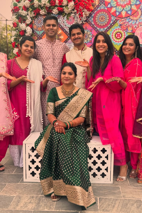 Anchor_20And_20Actress_20Rashmi_20Gautam_20Mehandi_20Photos_20Goes_20Viral_20On_20Social_20Media_20_2821_29.jpg 22
